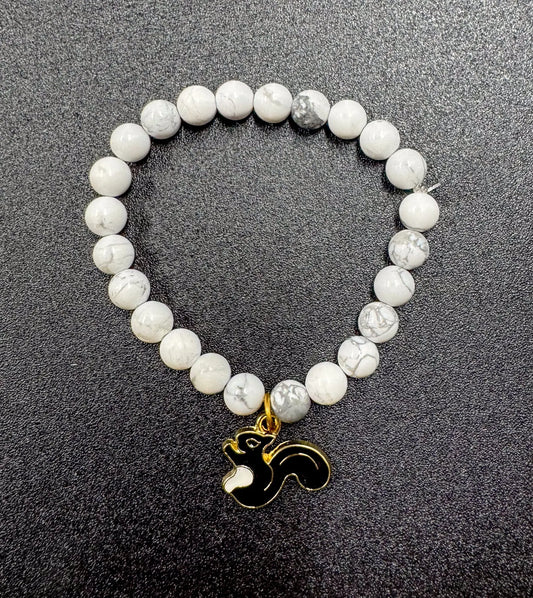 Bracelet de pierres semi-précieuses avec breloque d'écureuil noir Boutique Poilue & Co.