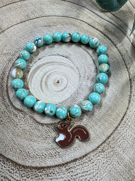 Bracelet de pierres semi-précieuses avec breloque d'écureuil brun Boutique Poilue & Co.