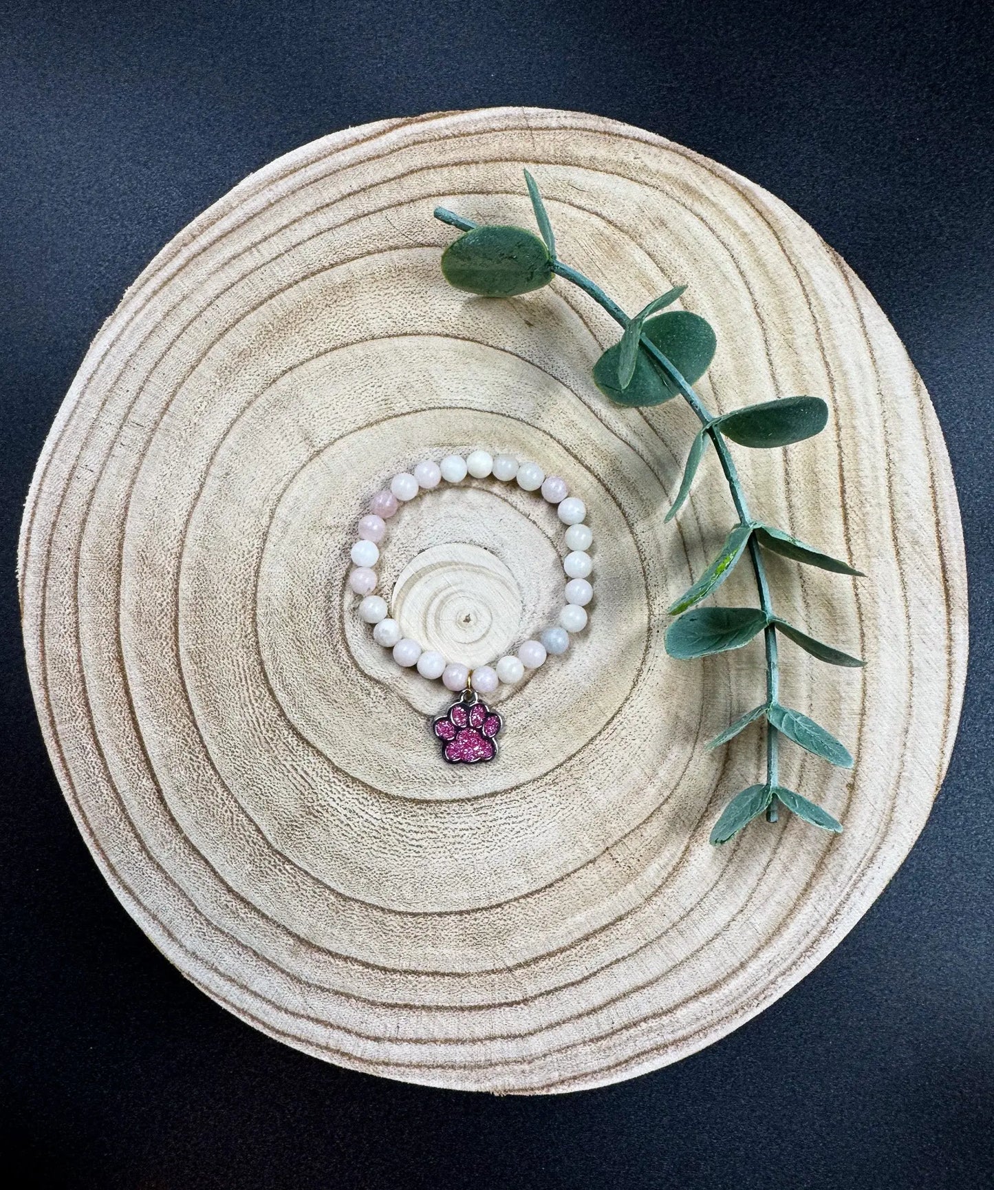 Bracelets en pierre semi-précieuses d'Opale rose avec une breloque de patte d'animal rose brillante Boutique Poilue & Co.