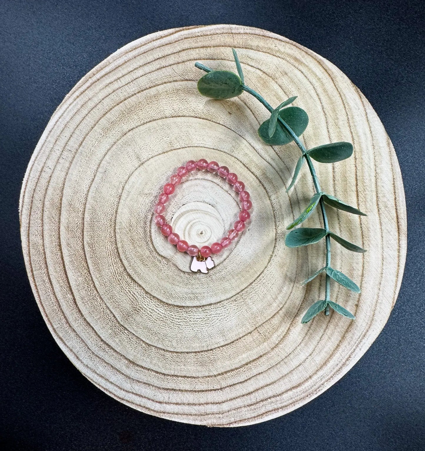 Bracelet de pierres semi-précieuses de Quartz cerise avec breloque de caniche rose Boutique Poilue & Co.