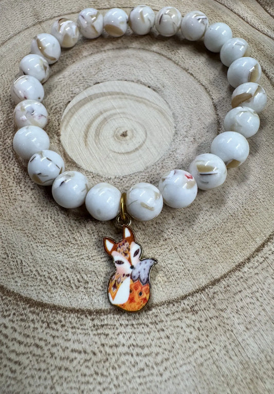 Bracelet de pierres semi-précieuses de Turquoise blanc avec breloque de renard roux Boutique Poilue & Co.
