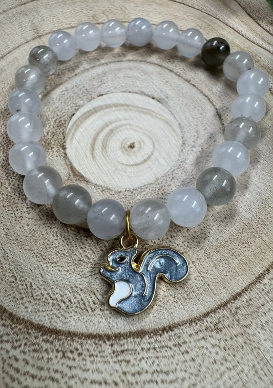 Bracelet de pierres semi-précieuses de Quartzite avec breloque d'écureuil gris Boutique Poilue & Co.