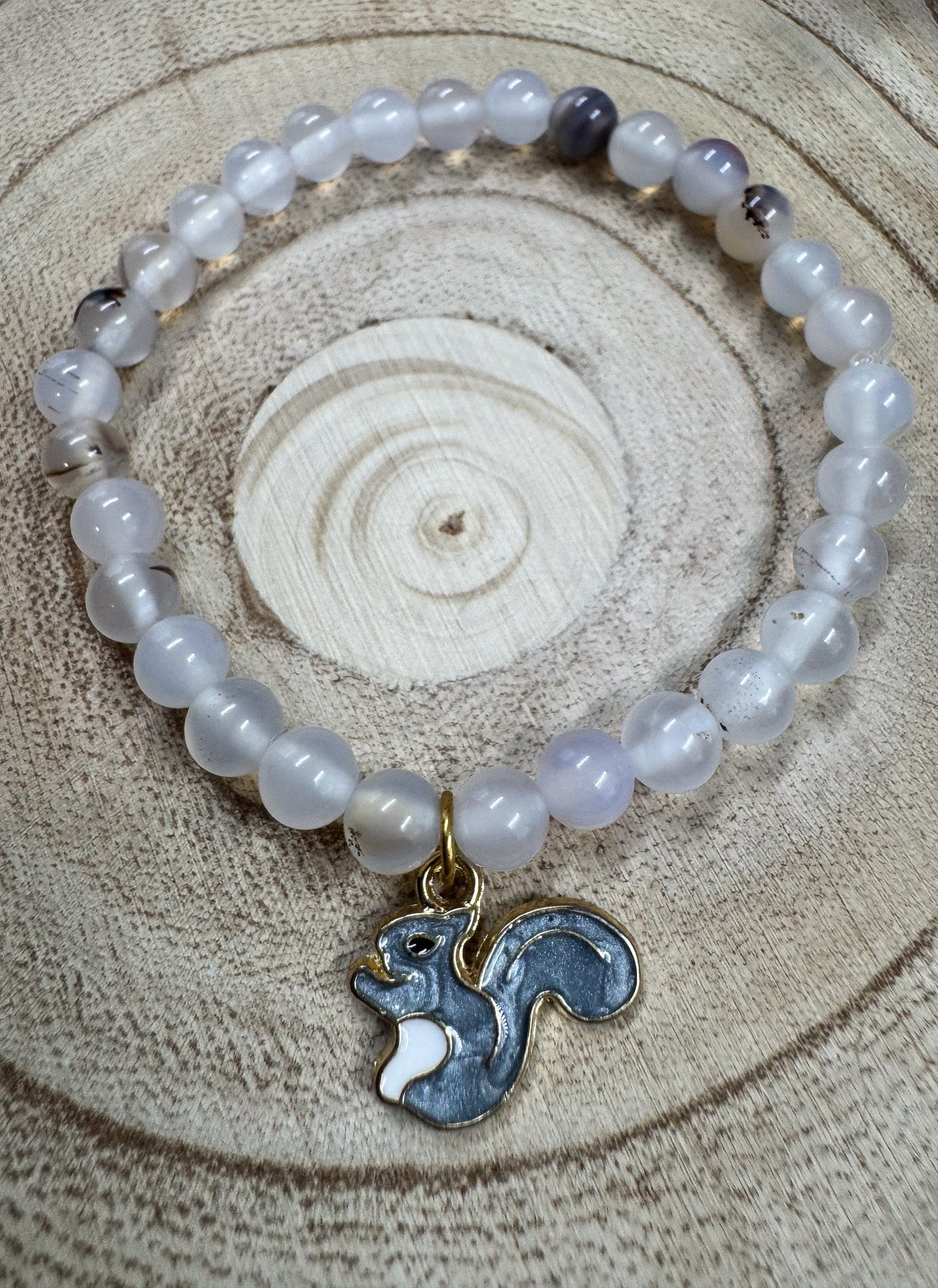 Bracelet de pierres semi-précieuses d'Agate avec breloque d'écureuil gris Boutique Poilue & Co.