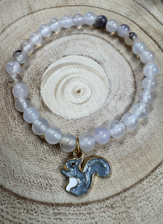 Bracelet de pierres semi-précieuses d'Agate avec breloque d'écureuil gris Boutique Poilue & Co.