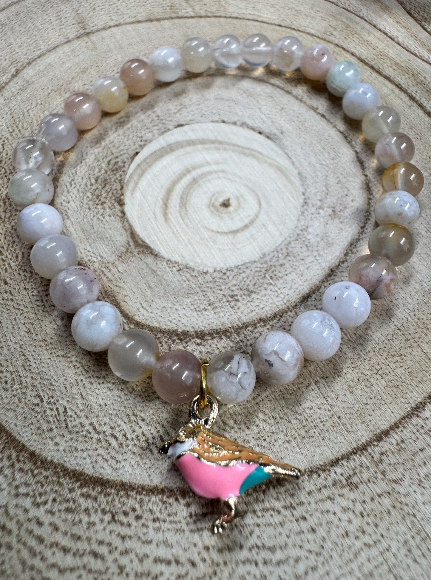 Bracelet de pierres semi-précieuses d'Agate Sakura avec breloque d'oiseau rose Boutique Poilue & Co.