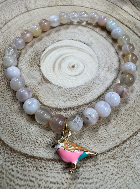 Bracelet de pierres semi-précieuses d'Agate Sakura avec breloque d'oiseau rose Boutique Poilue & Co.