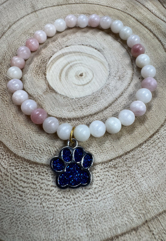 Bracelet de pierres semi-précieuses d'opale rose avec breloque de patte d'animal bleu brillant Boutique Poilue & Co.