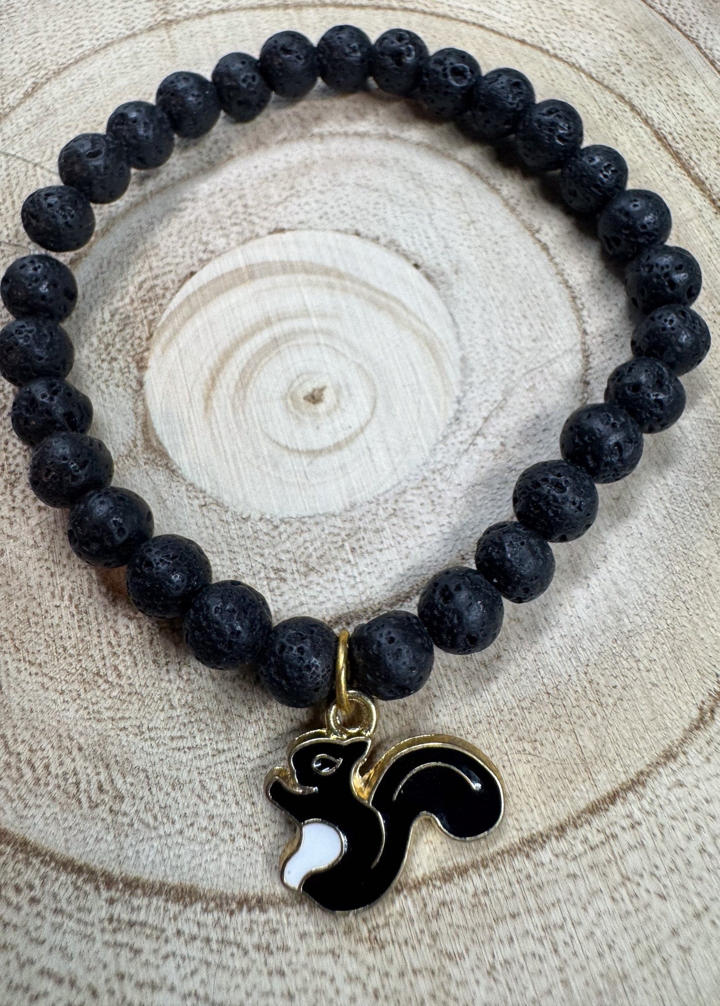 Bracelet de pierres semi-précieuses de Lave noire avec breloque d'écureuil noir Boutique Poilue & Co.