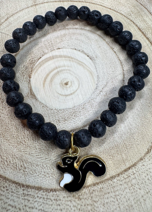 Bracelet de pierres semi-précieuses de Lave noire avec breloque d'écureuil noir Boutique Poilue & Co.