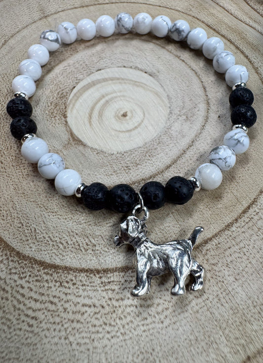 Bracelet de pierres semi-précieuses d'Howlite et de Lave noire avec une breloque de chien argenté Boutique Poilue & Co.