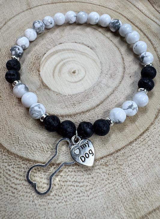 Bracelet de pierres semi-précieuses d'Howlite et de Lave noire avec breloque d'os et de coeur argentés Boutique Poilue & Co.