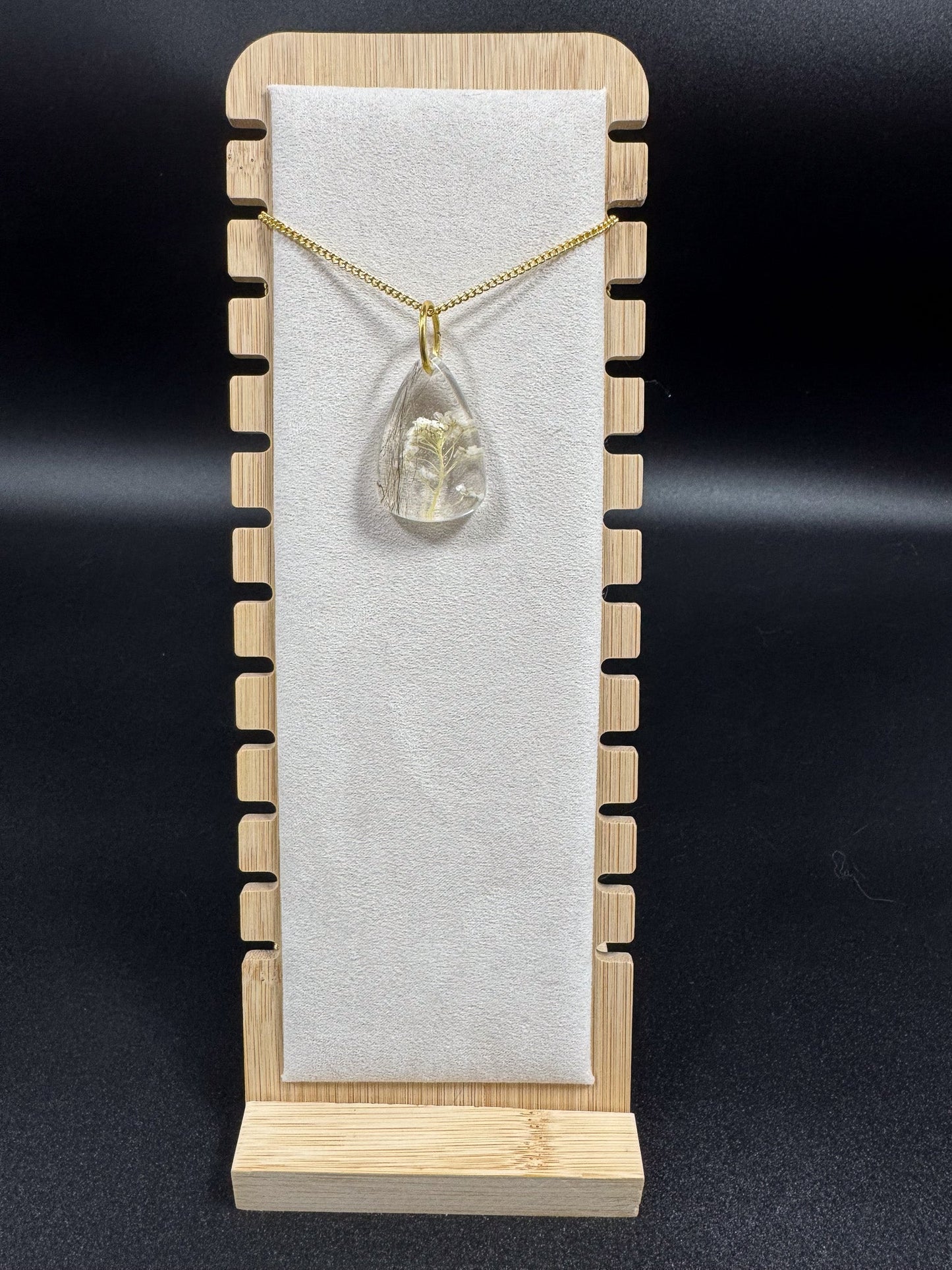 Collier avec fleur blanche et poils d'écureuil Boutique Poilue & Co.