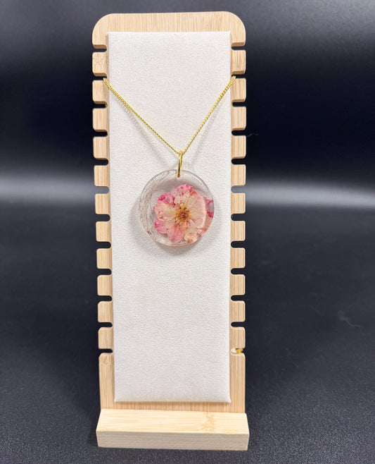 Collier avec fleur rose et poils d'écureuil Boutique Poilue & Co.