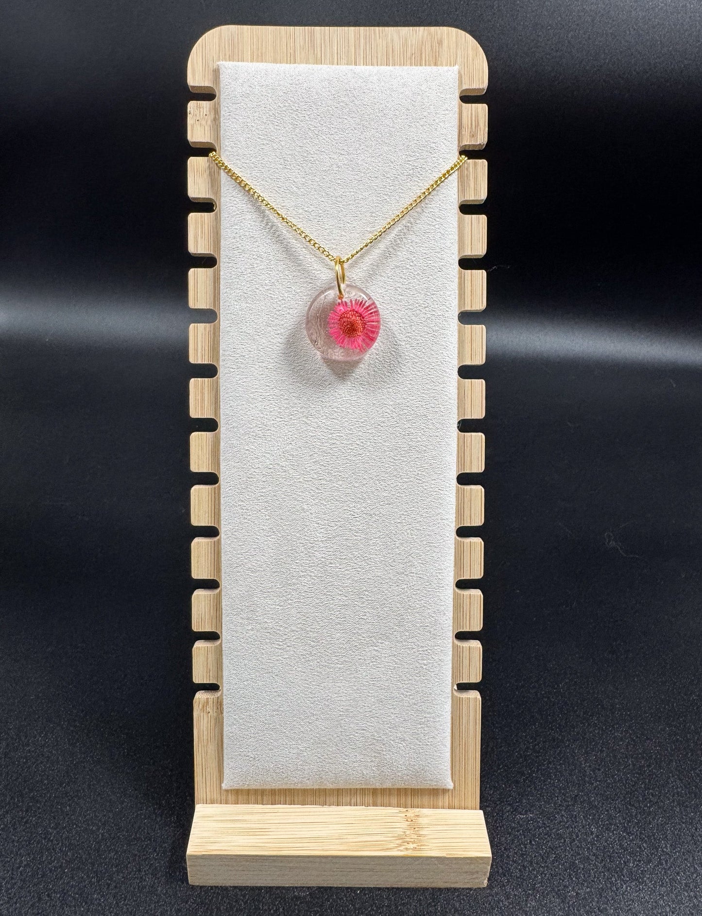 Collier avec fleur rose et poils d'écureuil Boutique Poilue & Co.