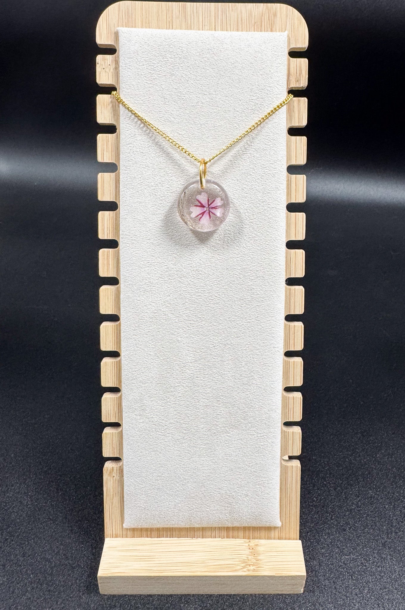 Collier avec fleur rose et mauve et poils d'écureuil Boutique Poilue & Co.