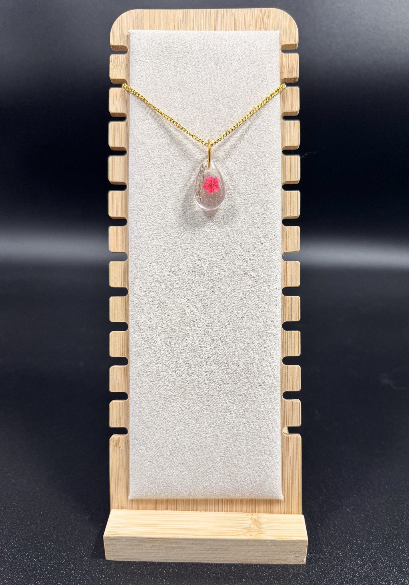 Collier avec fleur rose et poils d'écureuil Boutique Poilue & Co.