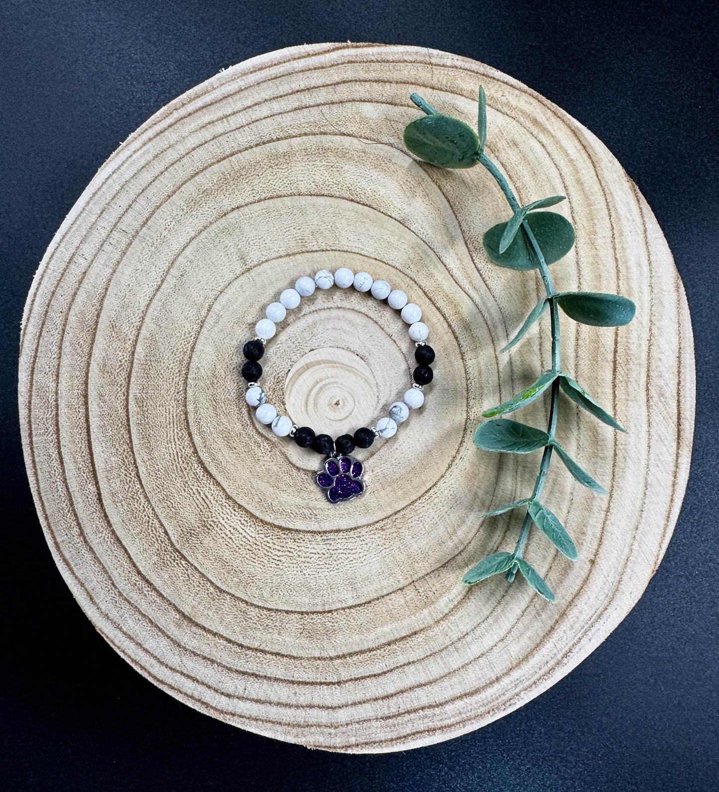 Bracelet de pierres semi-précieuses d'Howlite et de lave noire avec une breloque de patte d'animal mauve Boutique Poilue & Co.