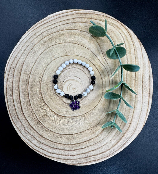 Bracelet de pierres semi-précieuses d'Howlite et de lave noire avec une breloque de patte d'animal mauve Boutique Poilue & Co.