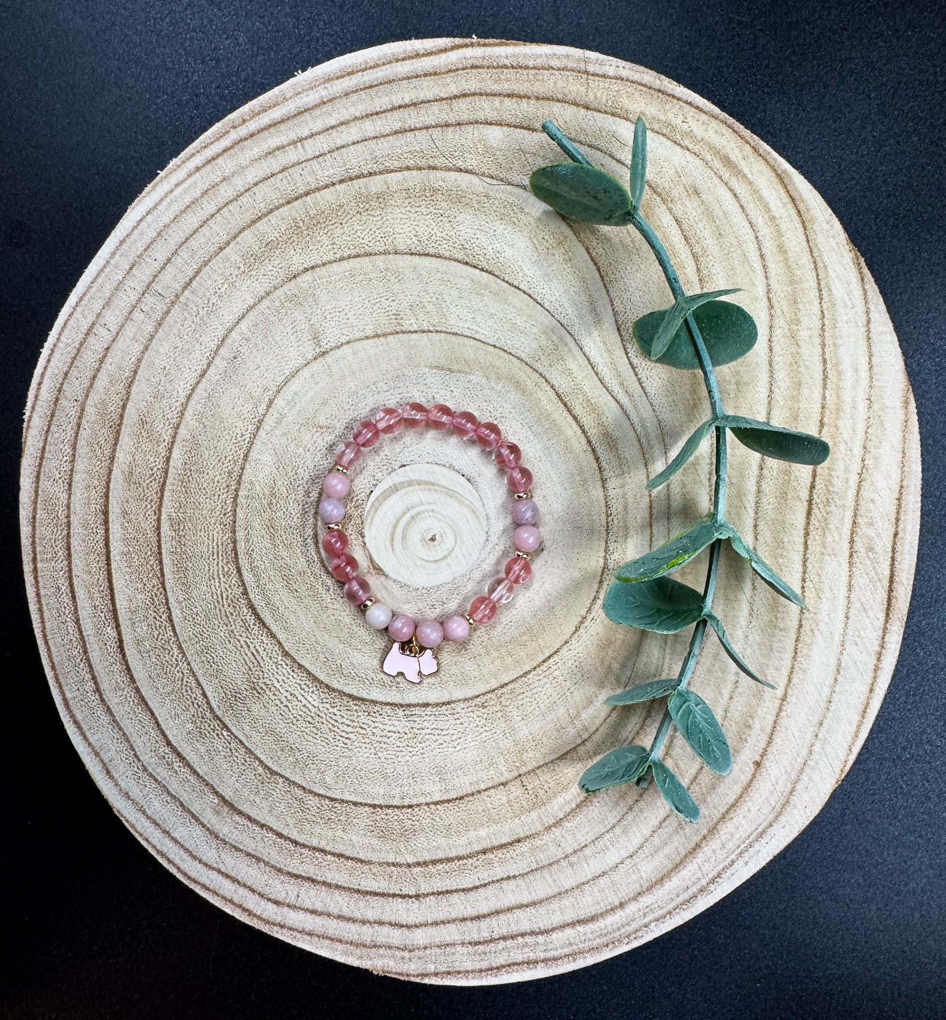 Bracelet de pierres semi-précieuses de Quartz cerise et d'Opale rose avec breloque de Shitzu rose