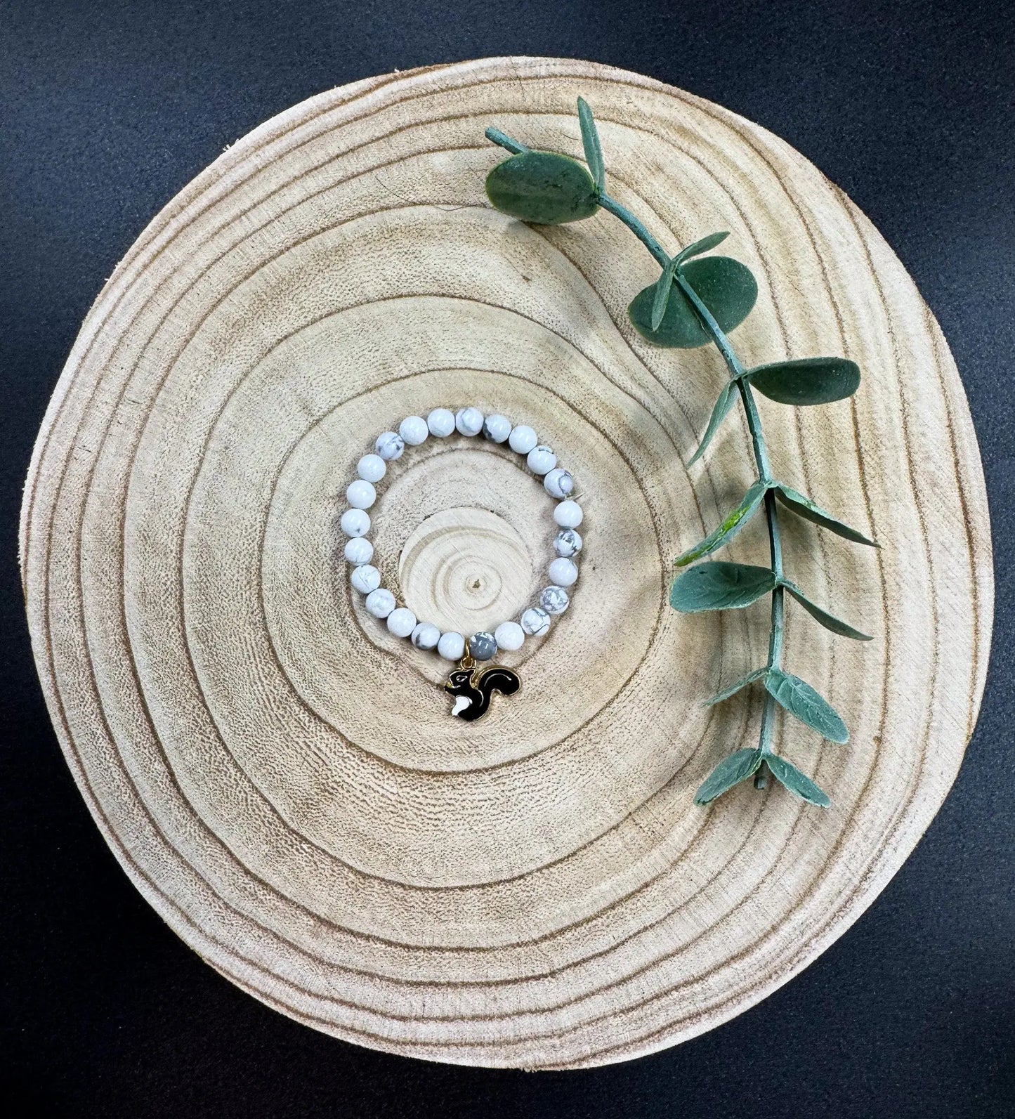 Bracelet de pierres semi-précieuses avec breloque d'écureuil noir Boutique Poilue & Co.