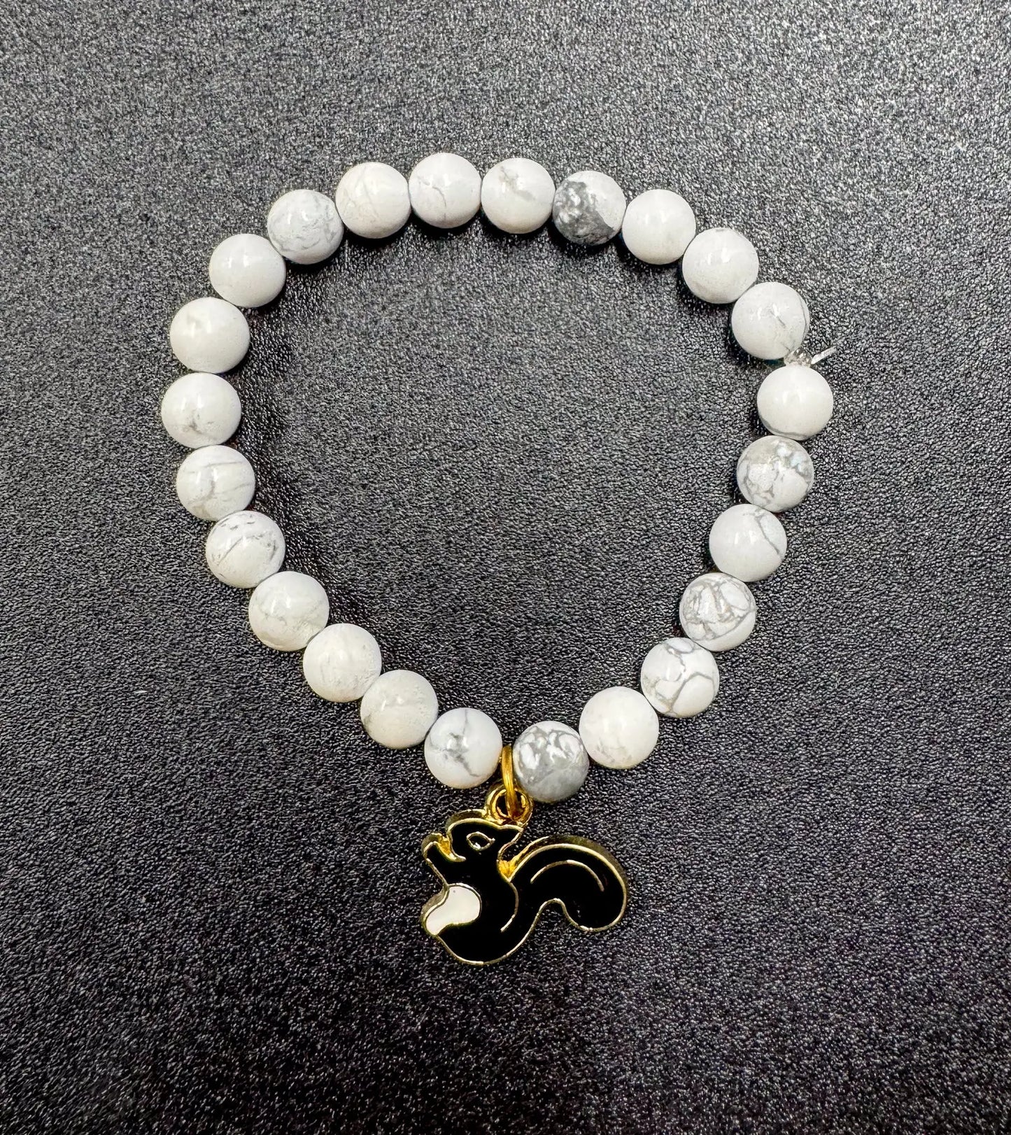 Bracelet de pierres semi-précieuses avec breloque d'écureuil noir Boutique Poilue & Co.