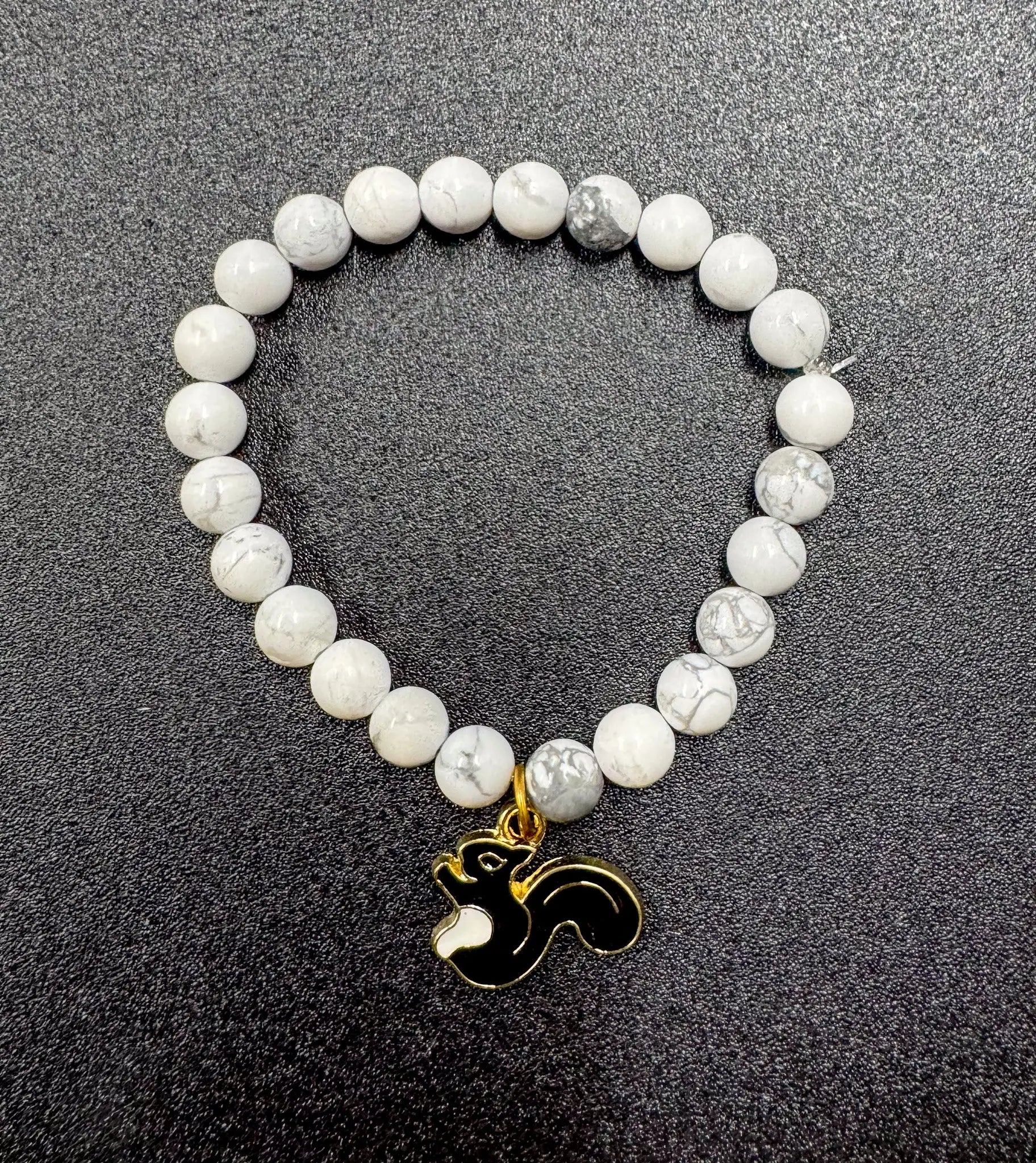 Bracelet de pierres semi-précieuses avec breloque d'écureuil noir Boutique Poilue & Co.