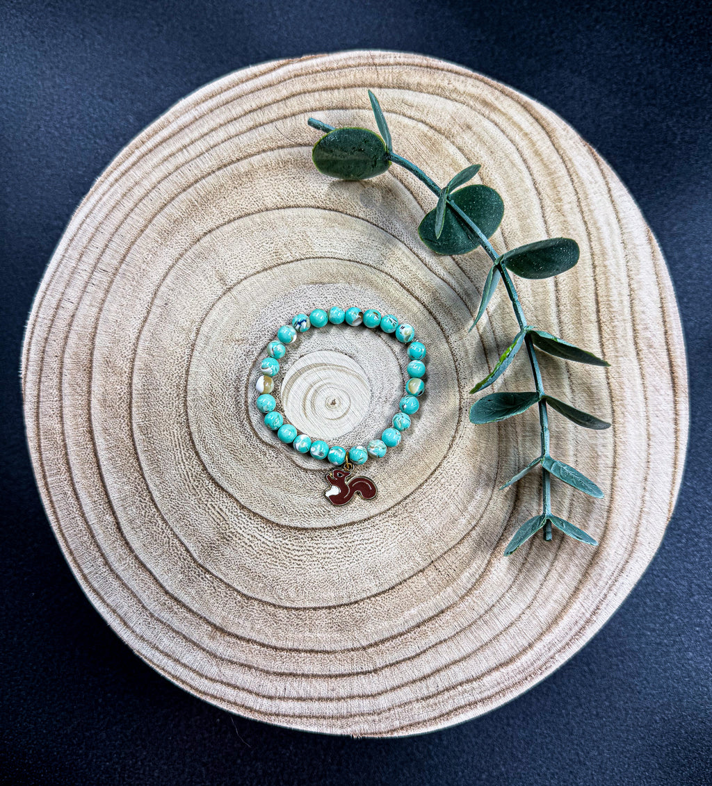 Bracelet de pierres semi-précieuses avec breloque d'écureuil brun