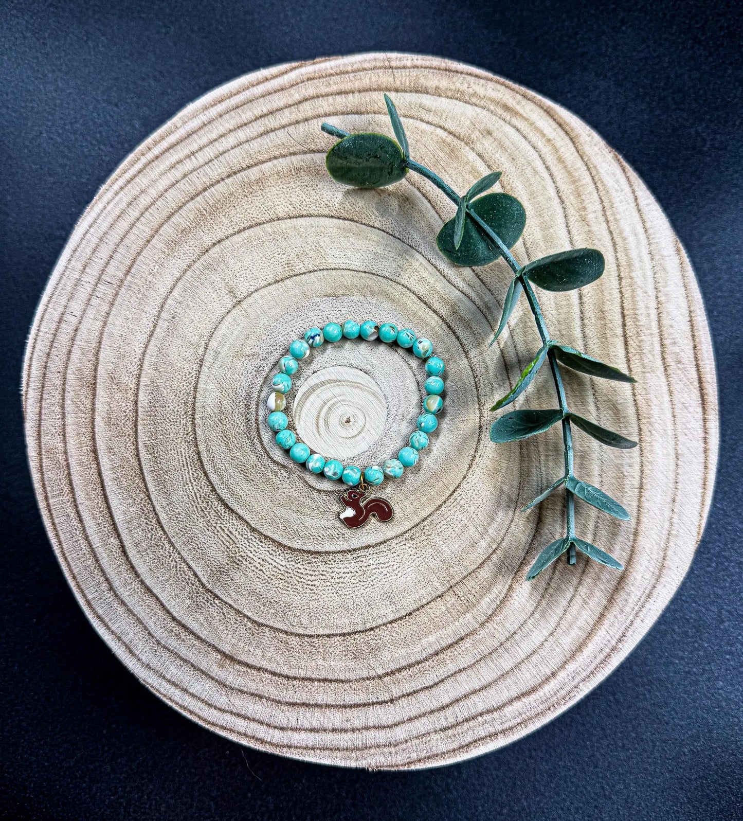 Bracelet de pierres semi-précieuses avec breloque d'écureuil brun Boutique Poilue & Co.
