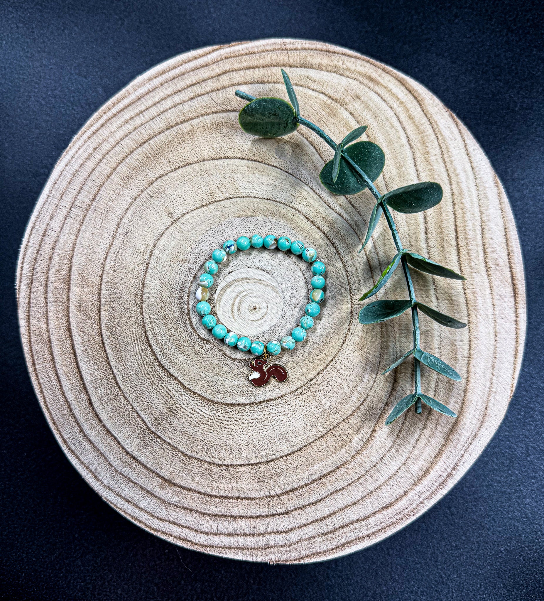 Bracelet de pierres semi-précieuses avec breloque d'écureuil brun