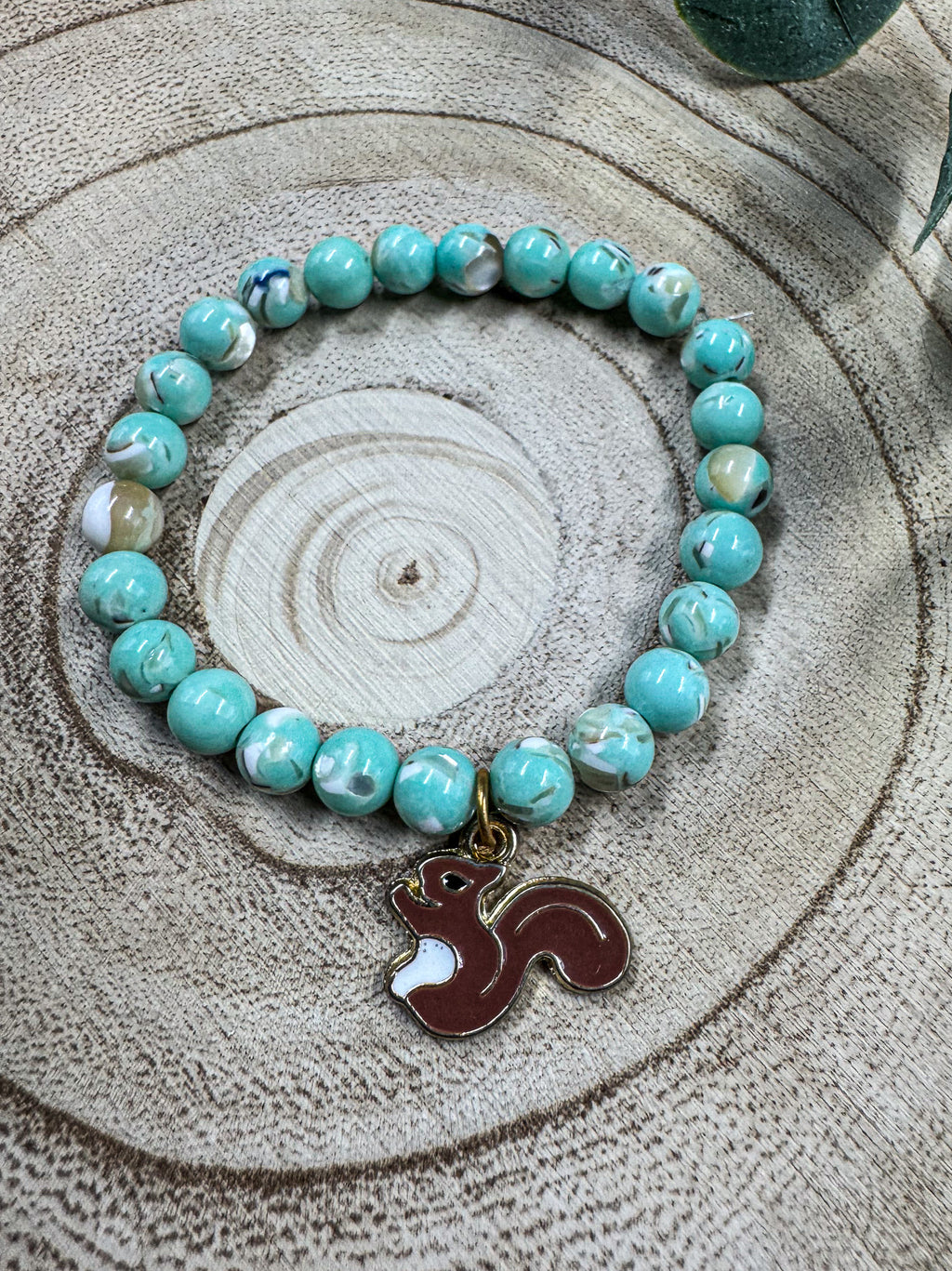 Bracelet de pierres semi-précieuses avec breloque d'écureuil brun