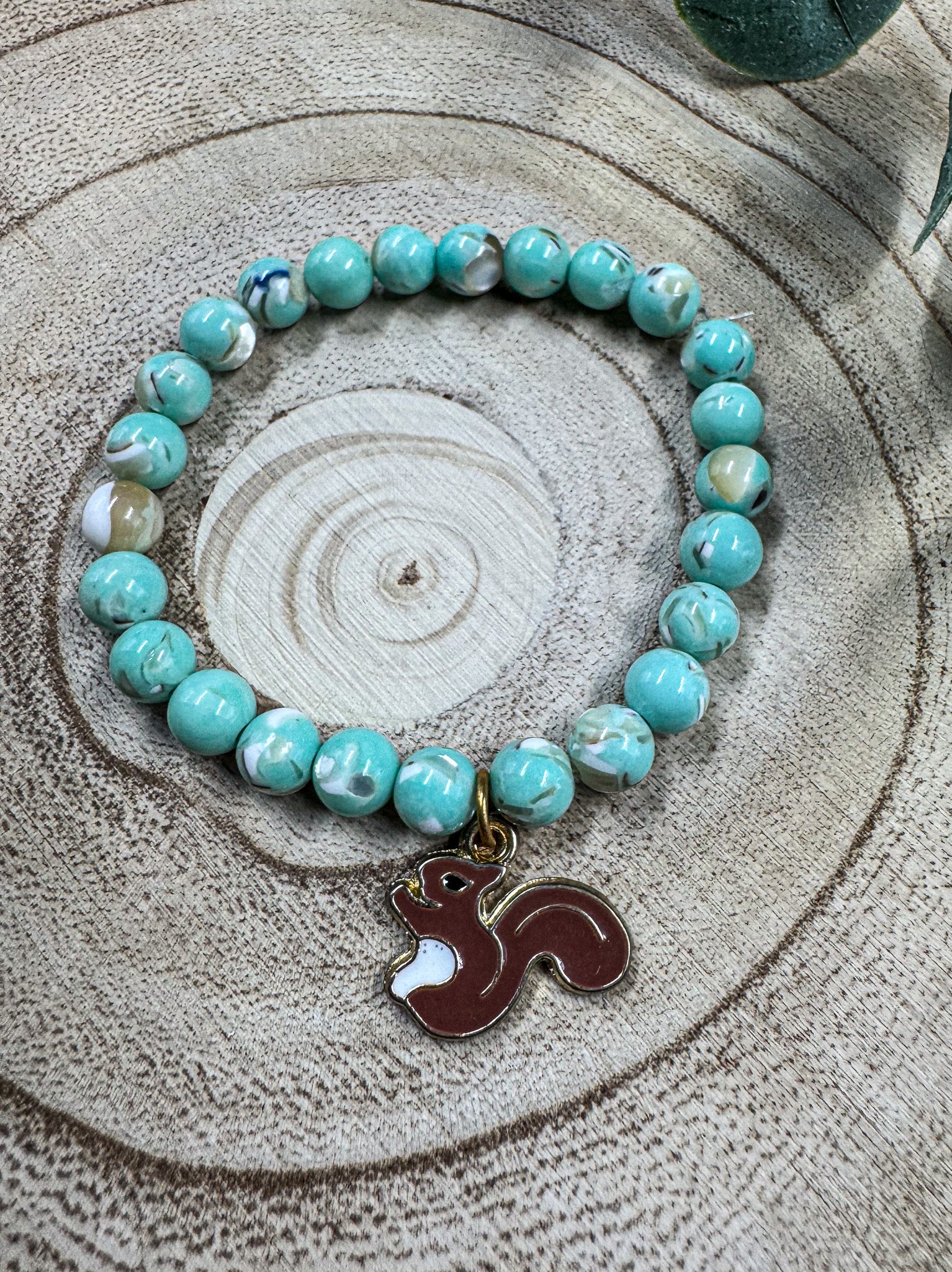 Bracelet de pierres semi-précieuses avec breloque d'écureuil brun