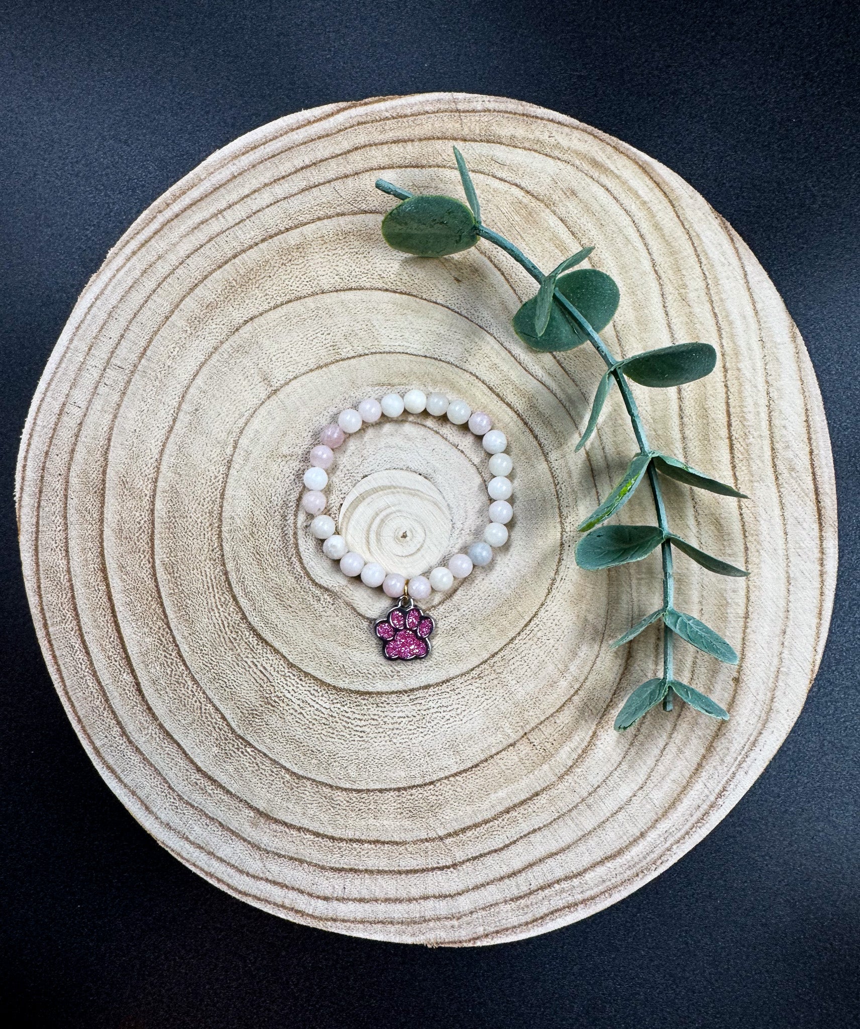 Bracelets en pierre semi-précieuses d'Opale rose avec une breloque de patte d'animal rose brillante