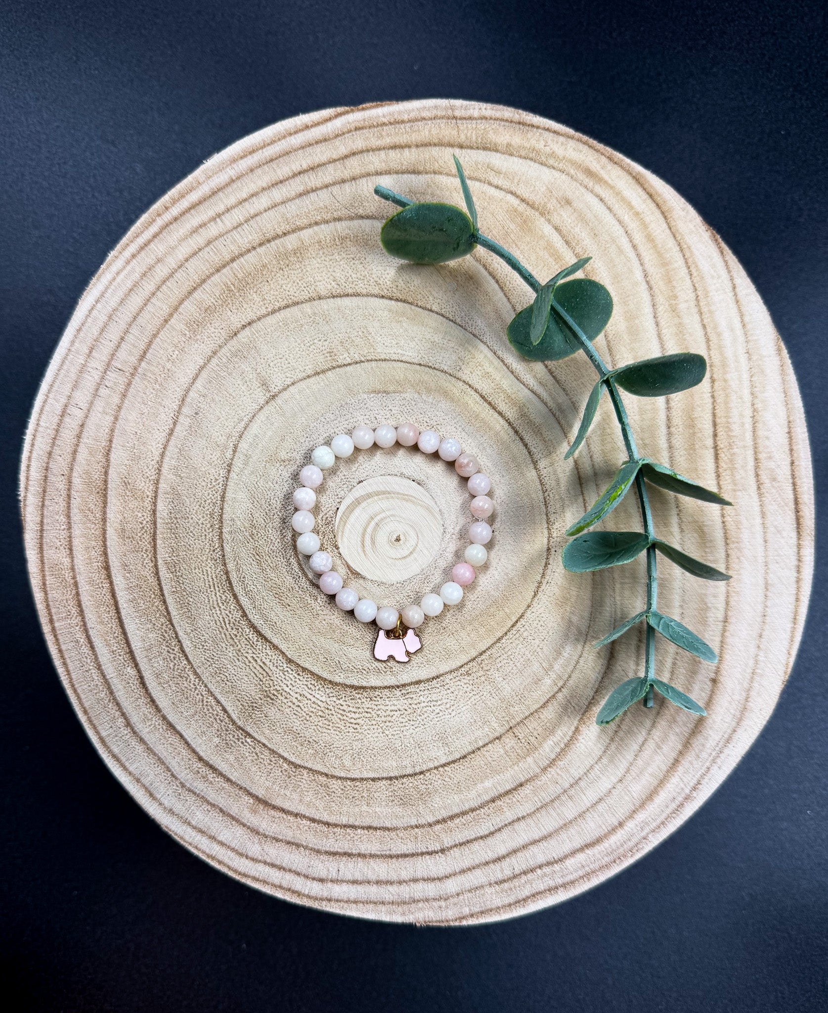 Bracelet de pierres semi-précieuses d'Opale rose avec une breloque de caniche rose