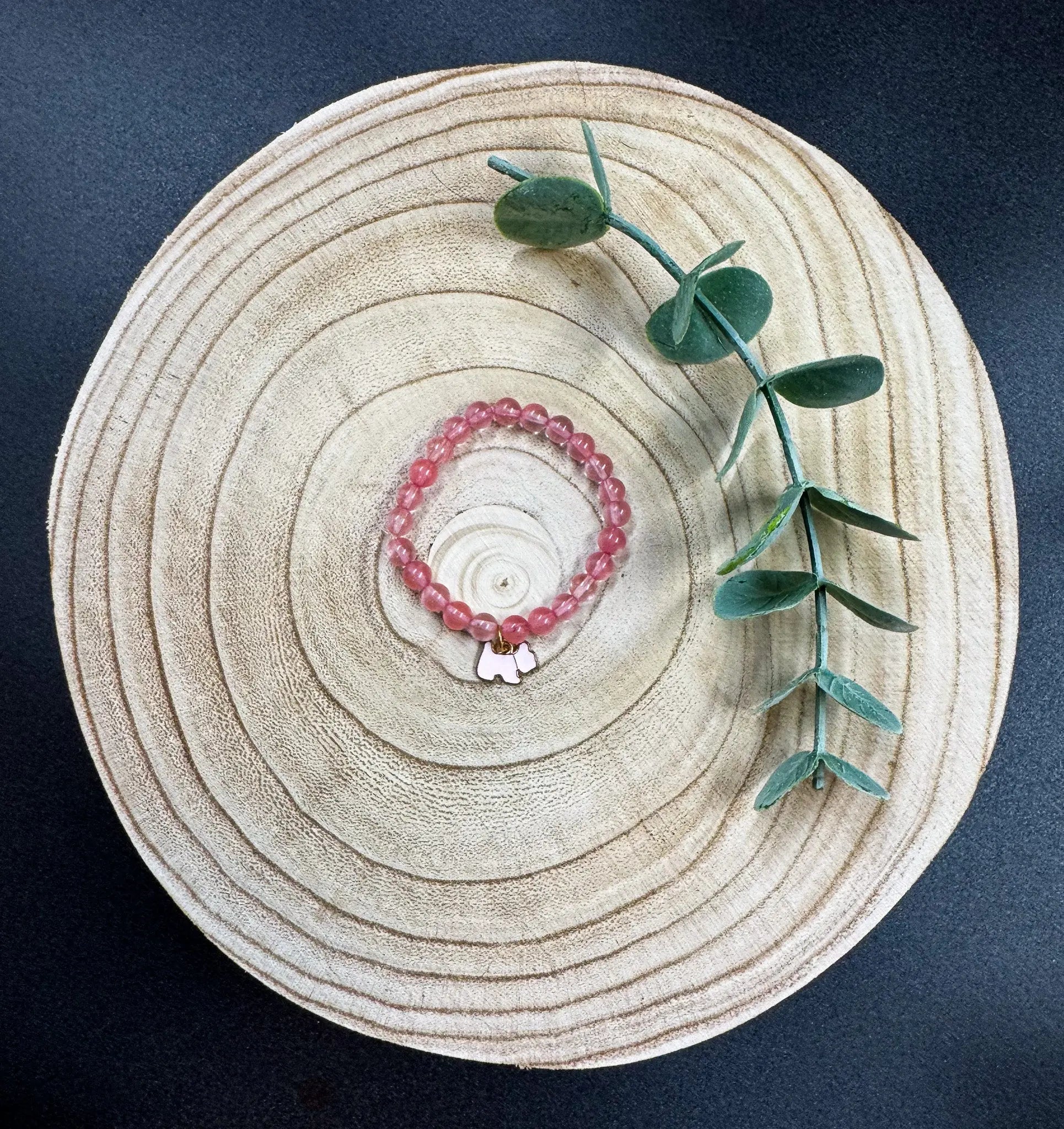 Bracelet de pierres semi-précieuses de Quartz cerise avec breloque de caniche rose Boutique Poilue & Co.
