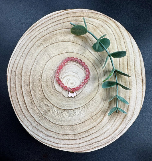 Bracelet de pierres semi-précieuses de Quartz cerise avec breloque de caniche rose Boutique Poilue & Co.