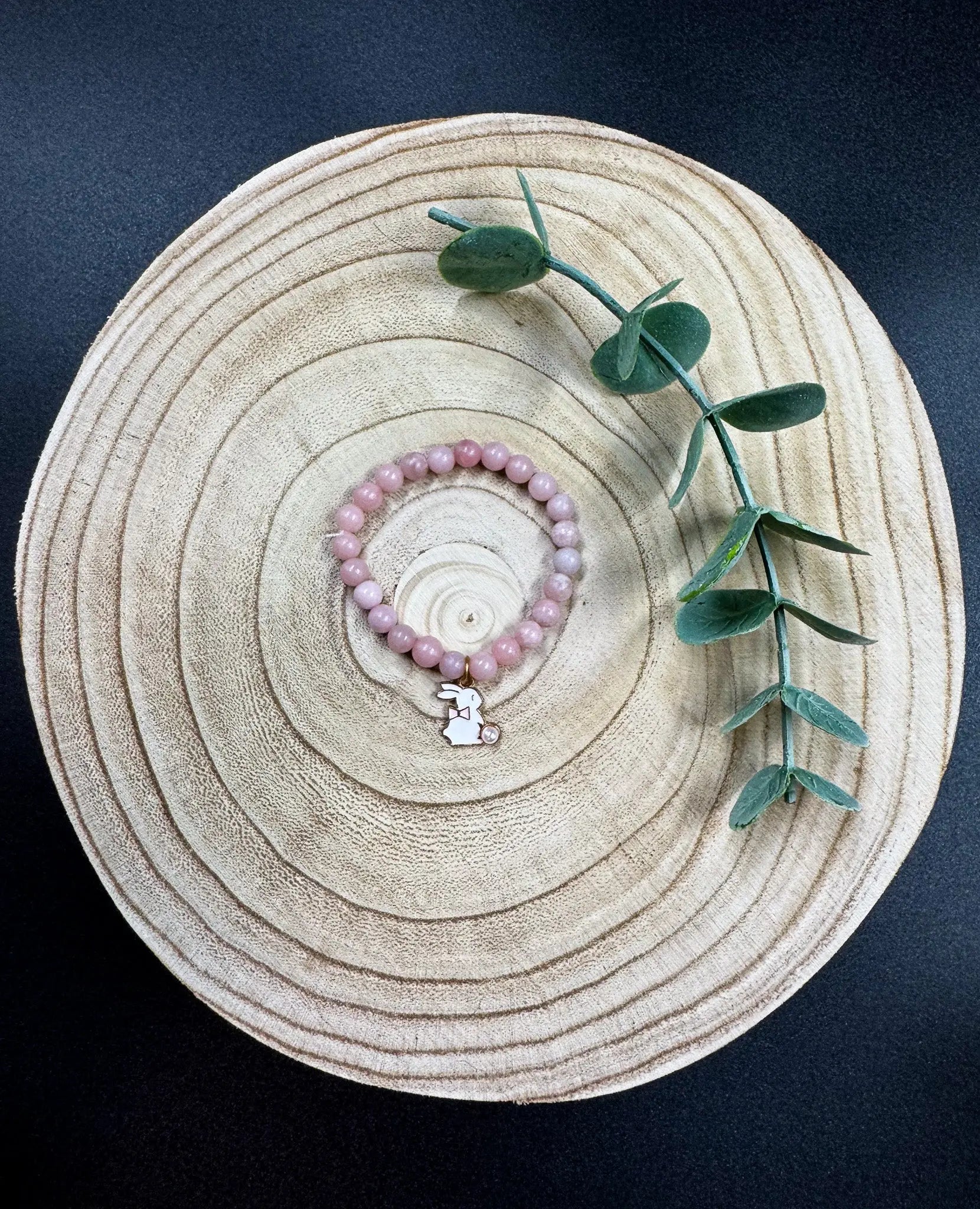 Bracelet de pierres semi-précieuses d'Opale avec breloque de lapin blanc Boutique Poilue & Co.