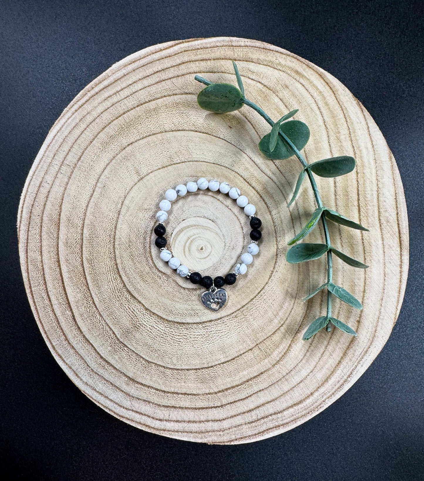 Bracelet de pierres semi-précieuses d'Howlite et de Lave noire avec une breloque de coeur argent Boutique Poilue & Co.
