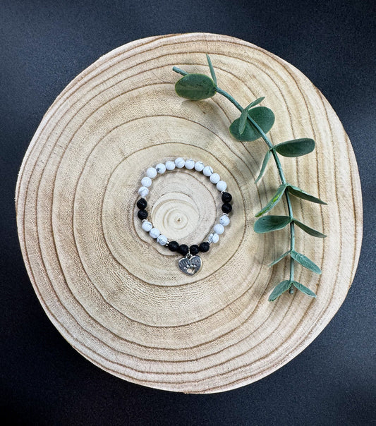 Bracelet de pierres semi-précieuses d'Howlite et de Lave noire avec une breloque de coeur argent Boutique Poilue & Co.