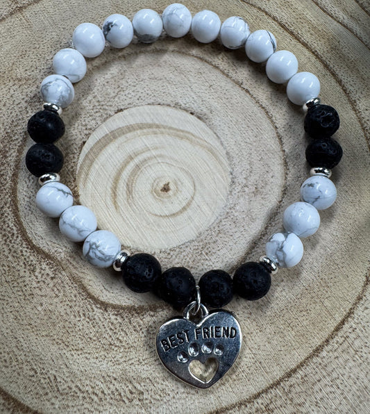 Bracelet de pierres semi-précieuses d'Howlite et de Lave noire avec une breloque de coeur argent Boutique Poilue & Co.