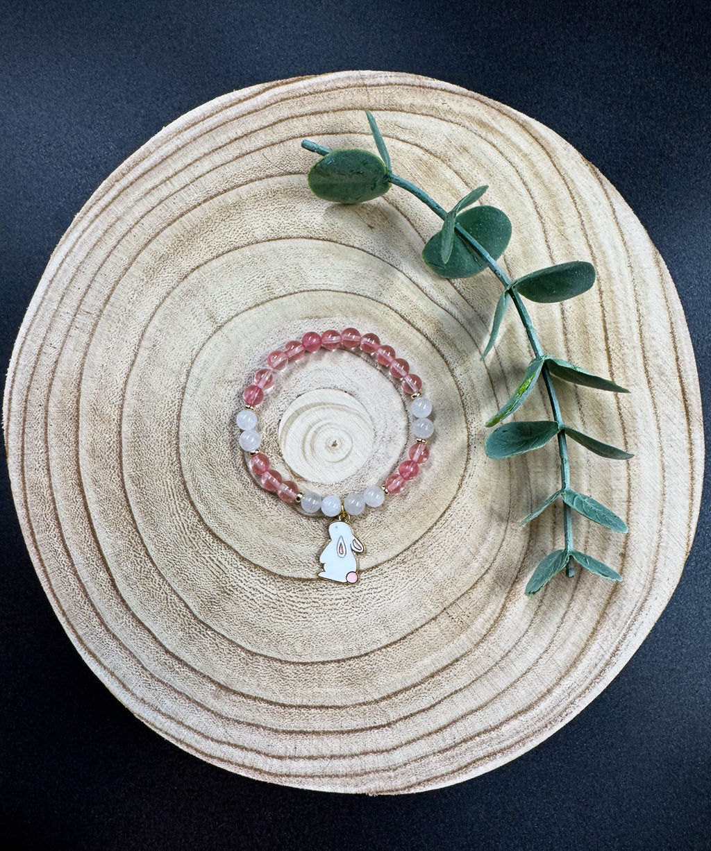 Bracelet de pierres semi-précieuses de Quartz cerise avec Quartz Angola et breloque de lapin