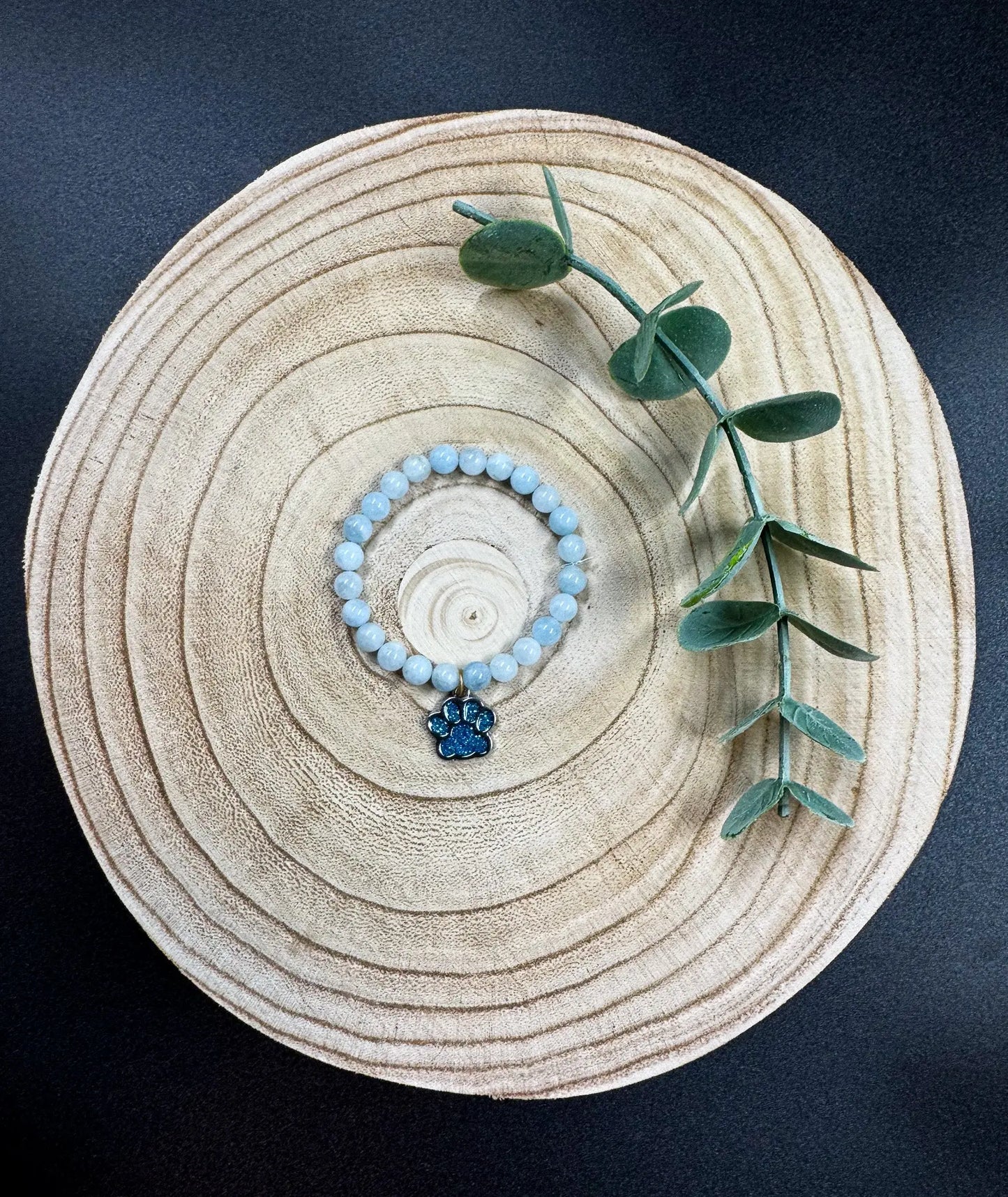 Bracelet de pierres semi-précieuses avec breloque de patte d'animal bleu brillant Boutique Poilue & Co.