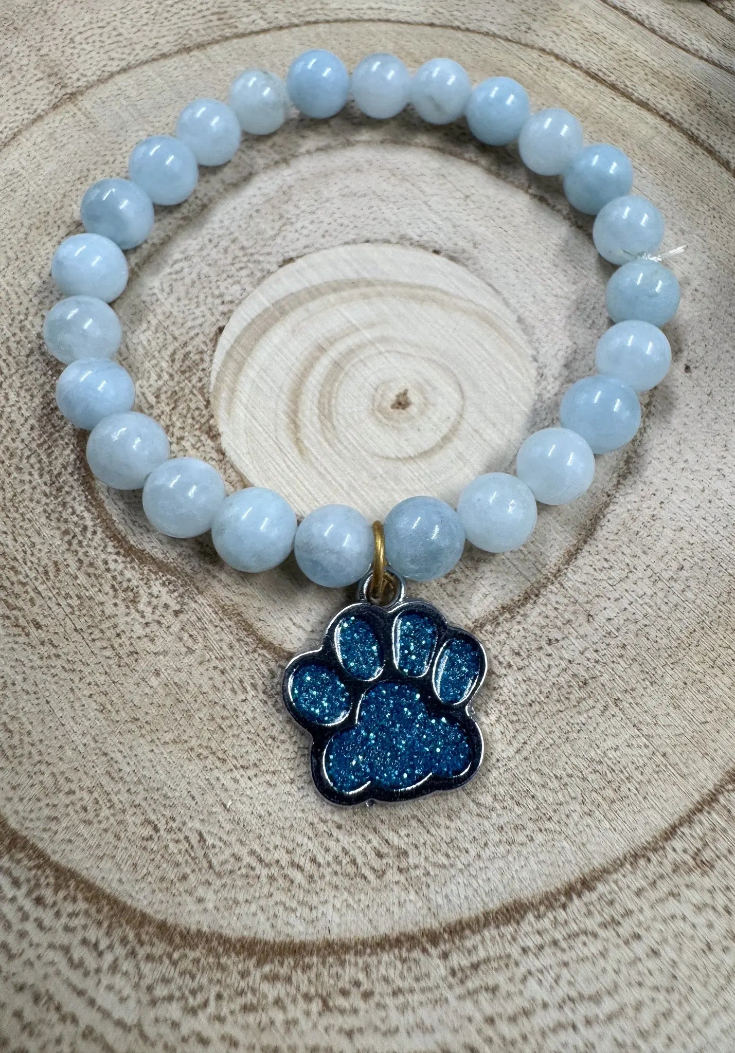 Bracelet de pierres semi-précieuses avec breloque de patte d'animal bleu brillant Boutique Poilue & Co.