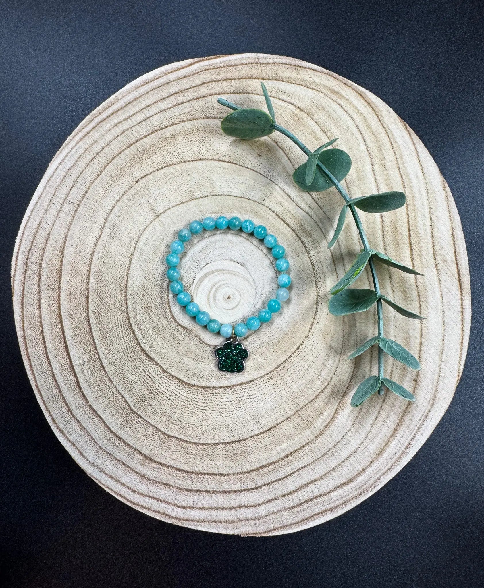 Bracelet de pierres semi-précieuses avec breloque de patte d'animaux émeraude brillante Boutique Poilue & Co.