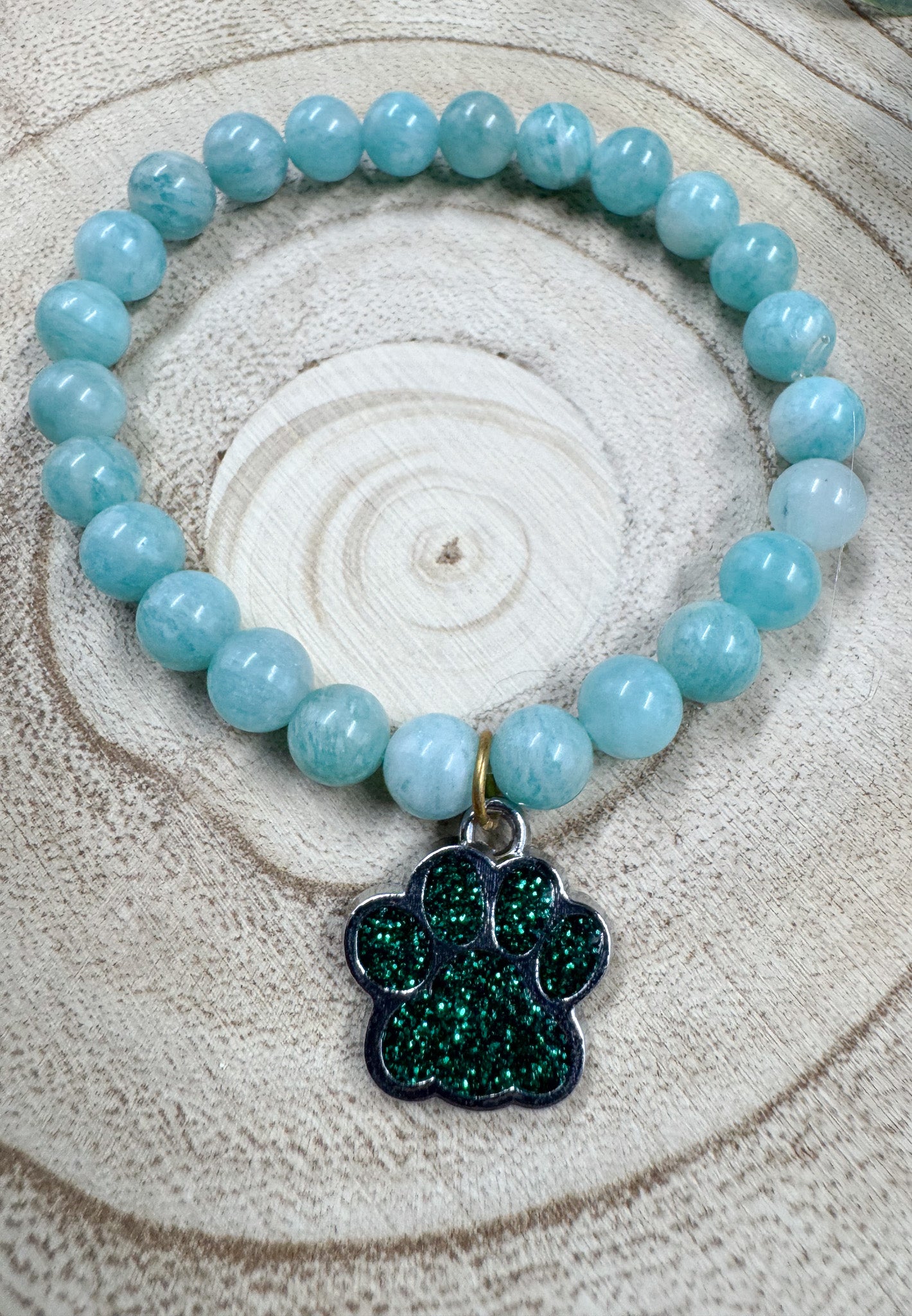 Bracelet de pierres semi-précieuses avec breloque de patte d'animaux émeraude brillante