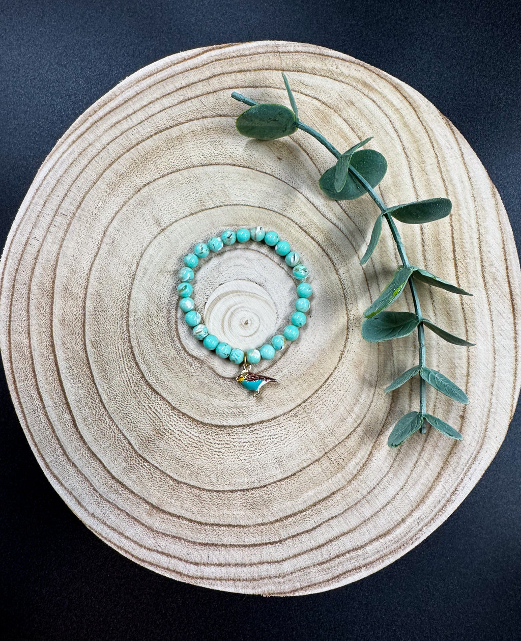 Bracelet en pierre semi-précieuses avec breloque d'oiseau turquoise, jaune, brun et blanc