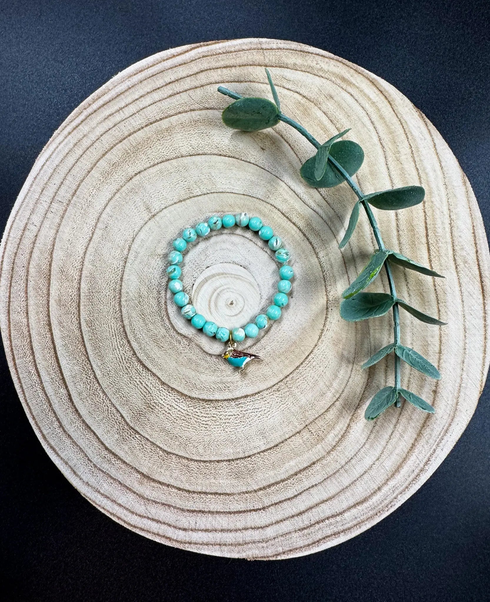 Bracelet en pierre semi-précieuses avec breloque d'oiseau turquoise, jaune, brun et blanc Boutique Poilue & Co.