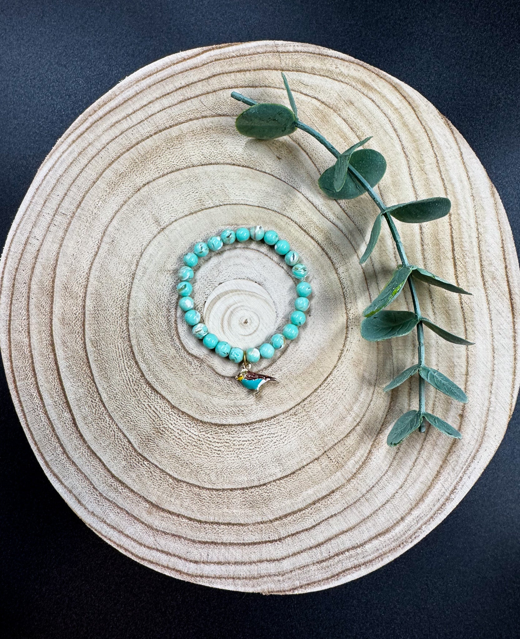 Bracelet en pierre semi-précieuses avec breloque d'oiseau turquoise, jaune, brun et blanc