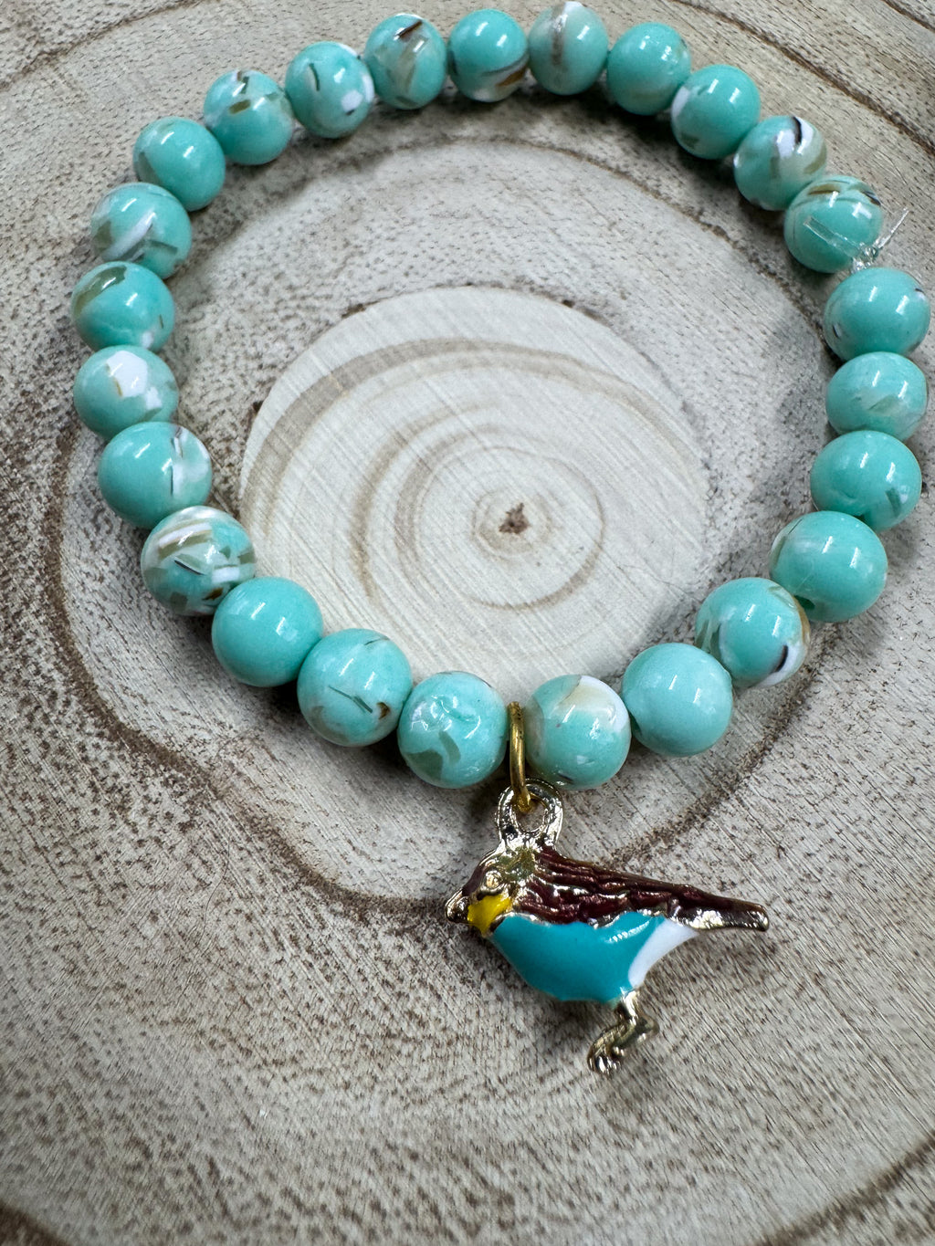 Bracelet en pierre semi-précieuses avec breloque d'oiseau turquoise, jaune, brun et blanc