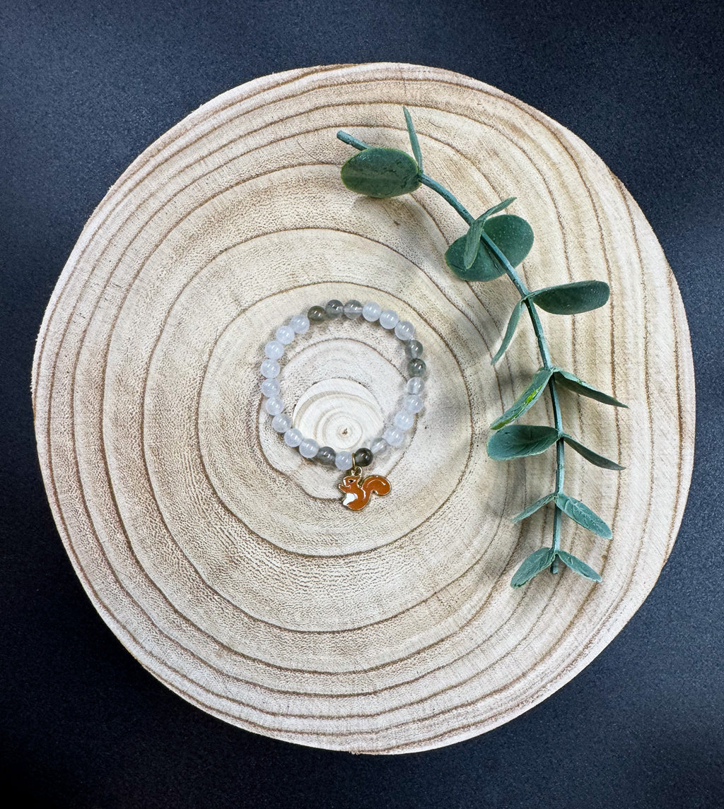 Bracelet de pierres semi-précieuses avec breloque d'écureuil brun pâle