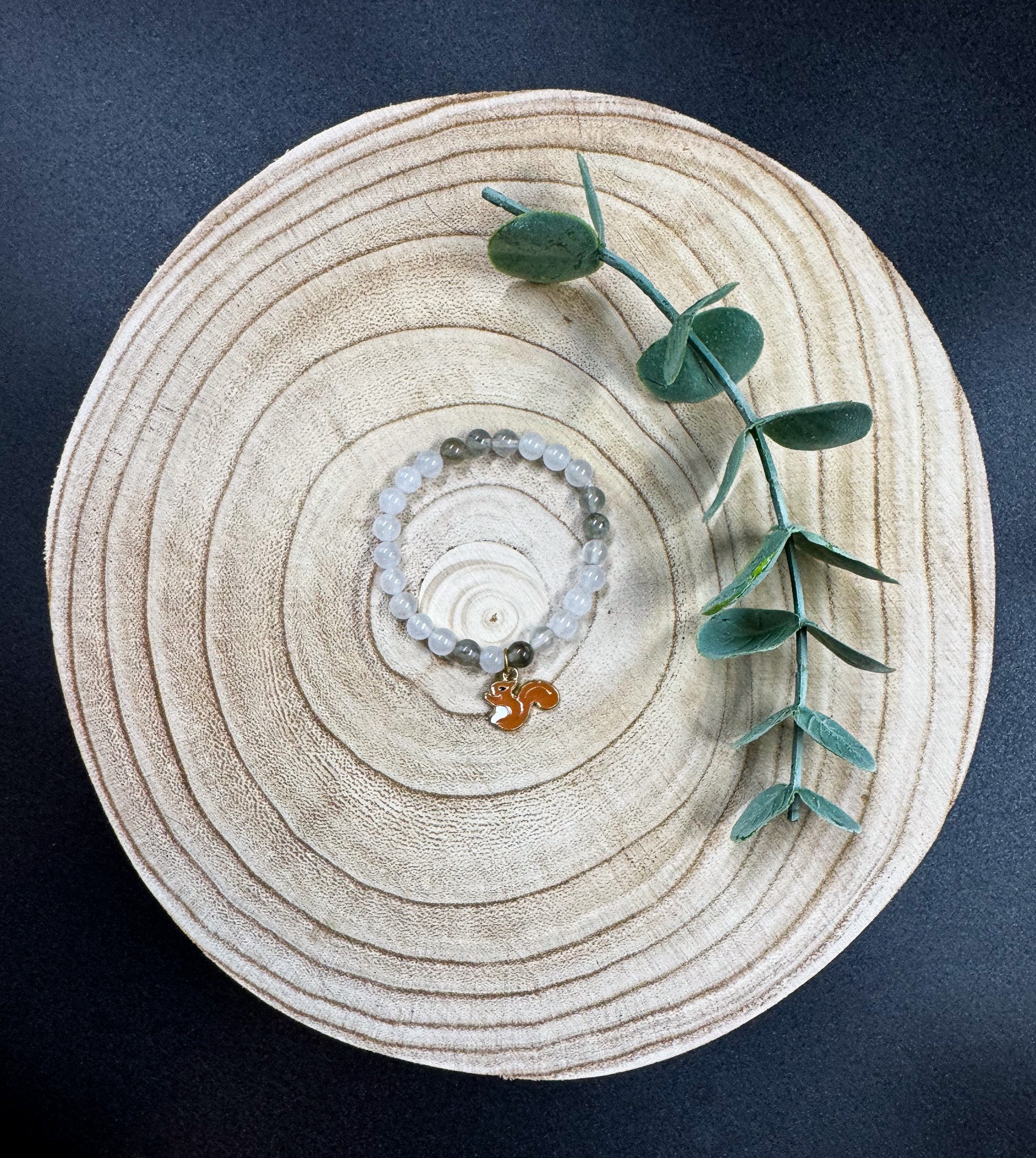 Bracelet de pierres semi-précieuses avec breloque d'écureuil brun pâle